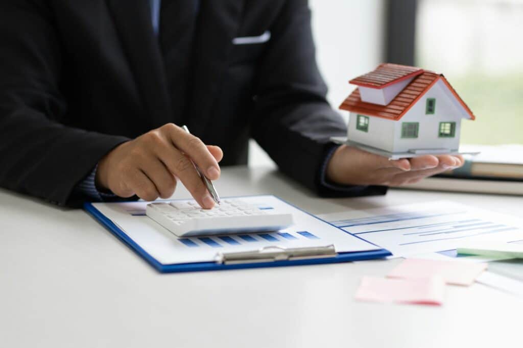 calculating the cost of selling a house and analyzing the return on real estate investment.